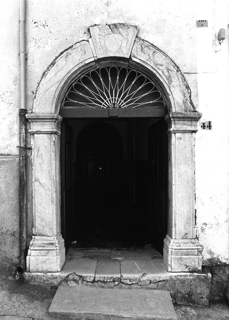 portale - ad arco - ambito napoletano (sec. XVIII)