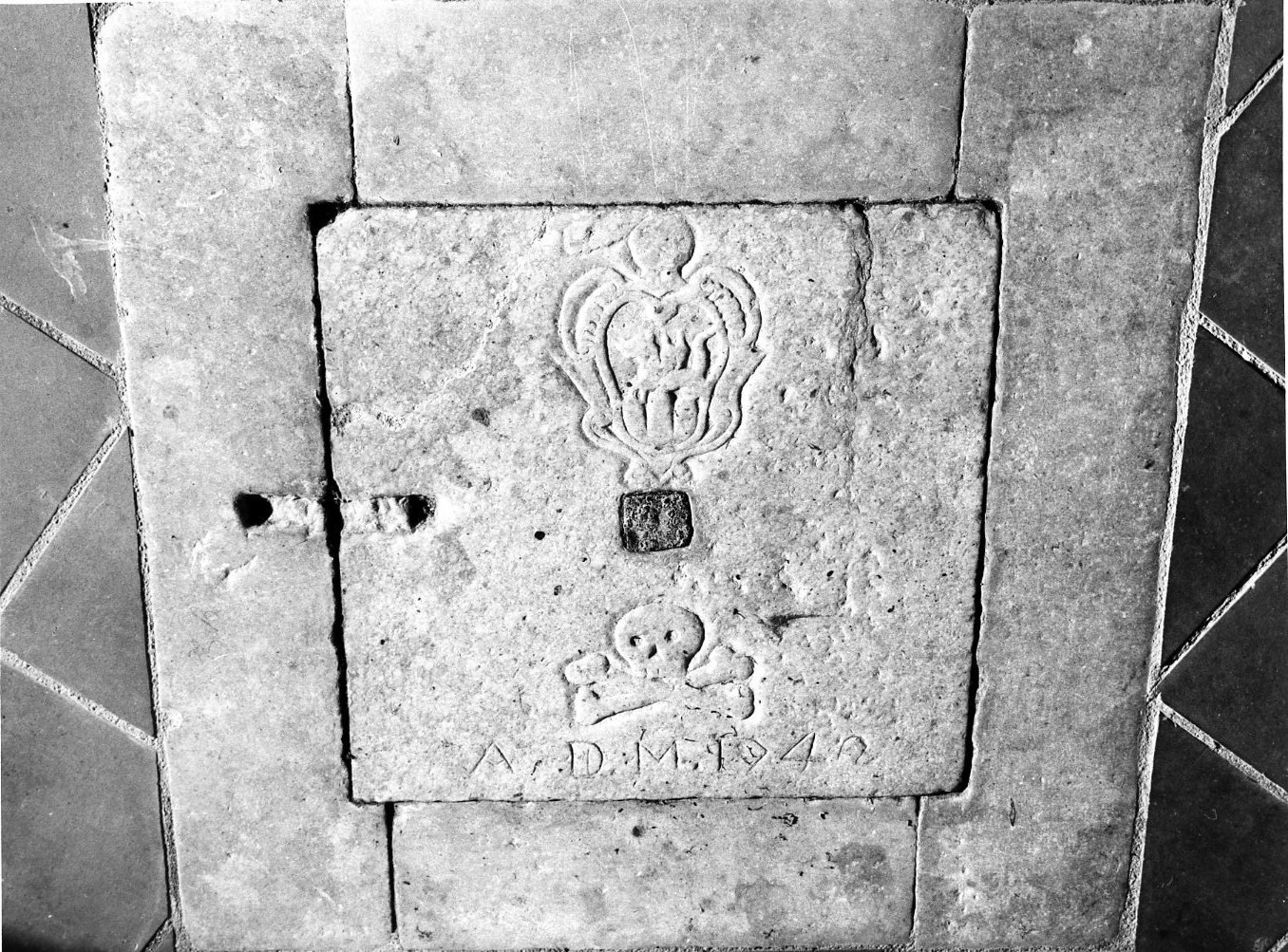 lapide tombale - bottega molisana (sec. XVIII)