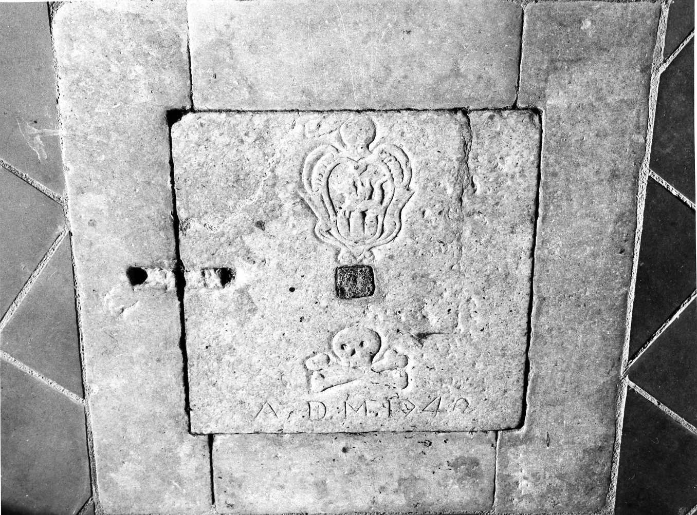 lapide tombale - bottega molisana (sec. XVIII)