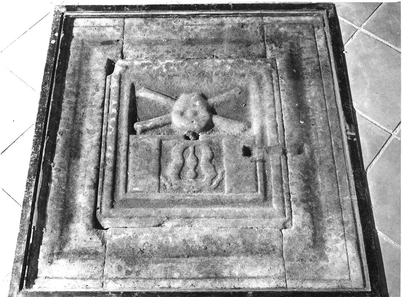 lapide tombale - bottega molisana (secc. XVII/ XVIII)
