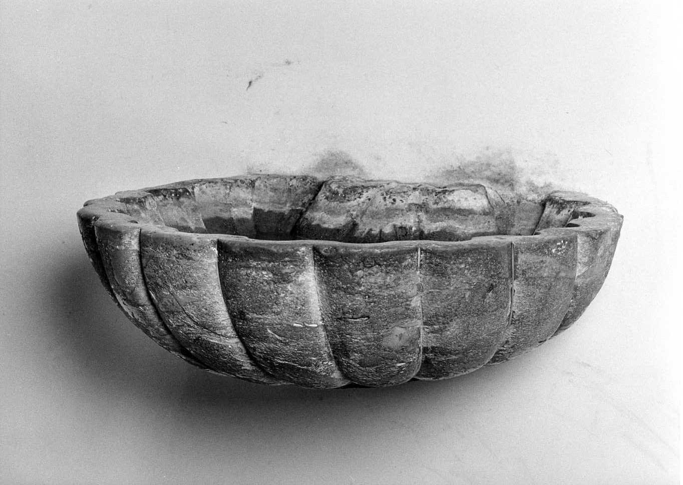 acquasantiera - a conchiglia, opera isolata - bottega Italia meridionale (secc. XVII/ XVIII)