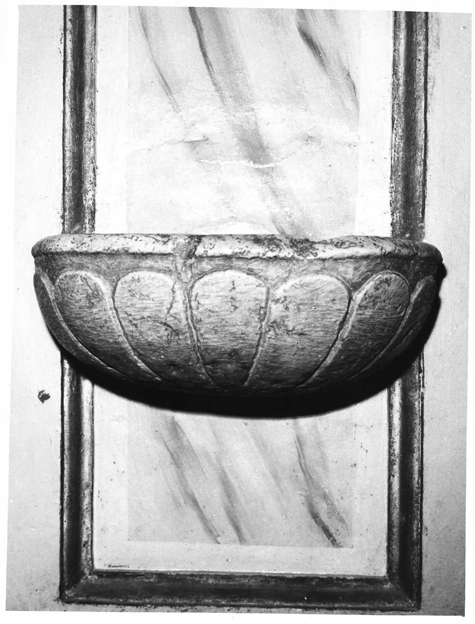 acquasantiera da parete - bottega Italia meridionale (secc. XVIII/ XIX)