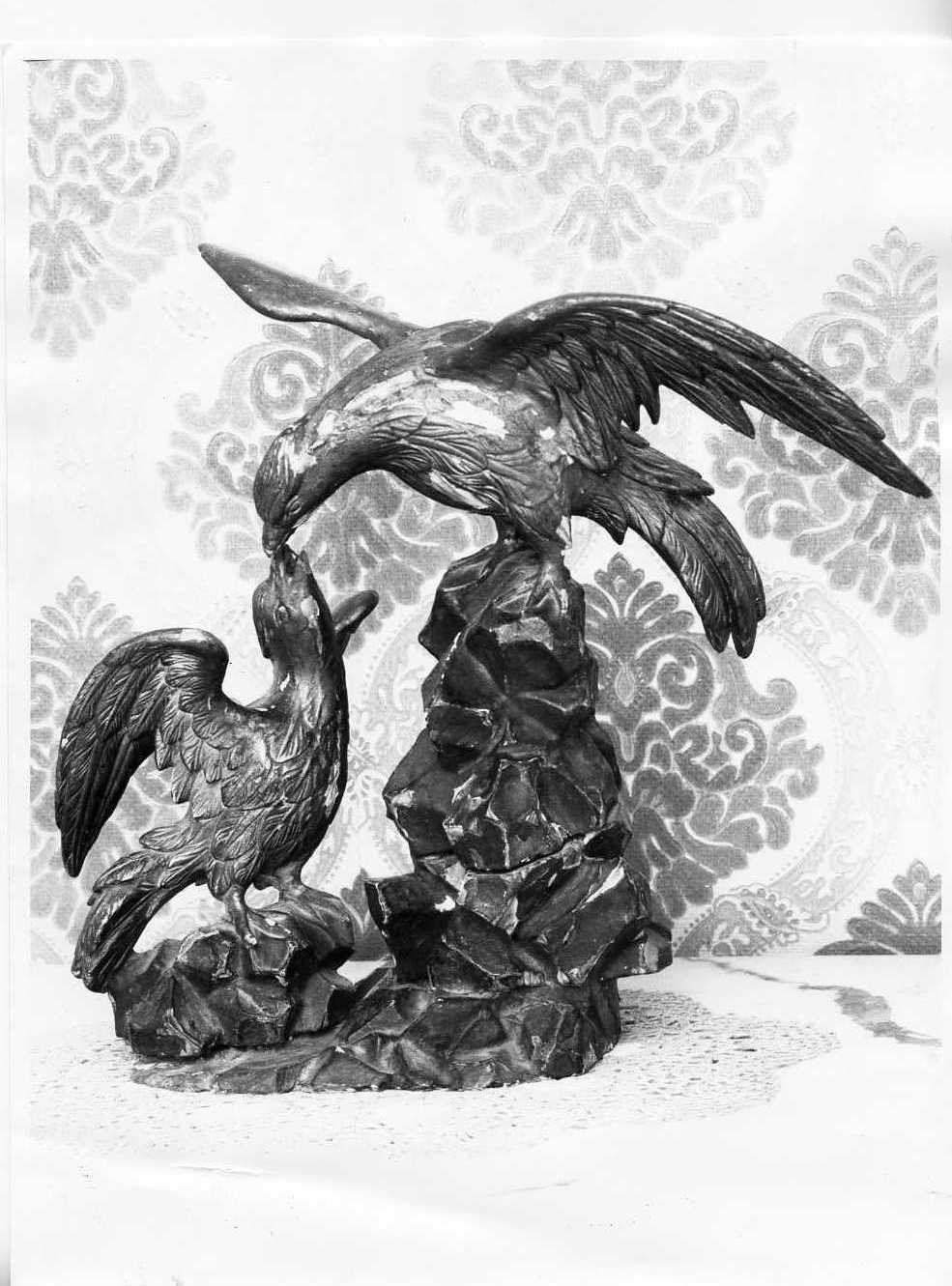 aquila che nutre un aquilotto (scultura) - bottega Italia centrale (secc. XVIII/ XIX)