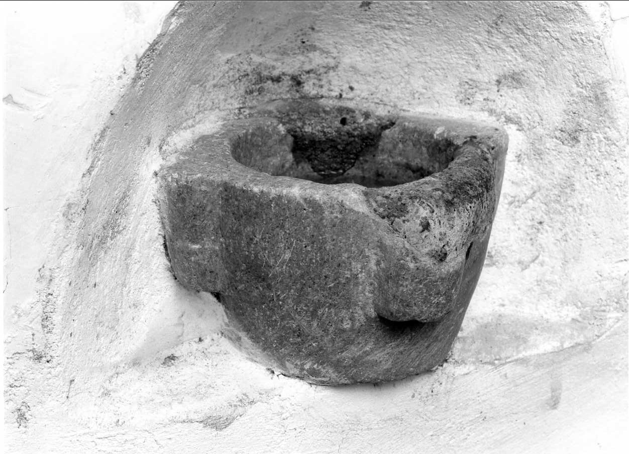 acquasantiera - bottega molisana (secc. XV/ XVIII)