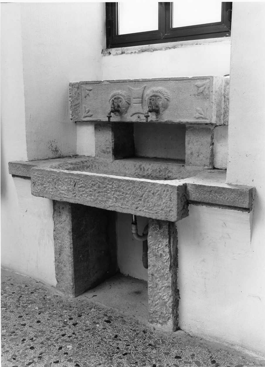 lavabo da sacrestia - bottega Italia meridionale (secc. XIV/ XVIII)