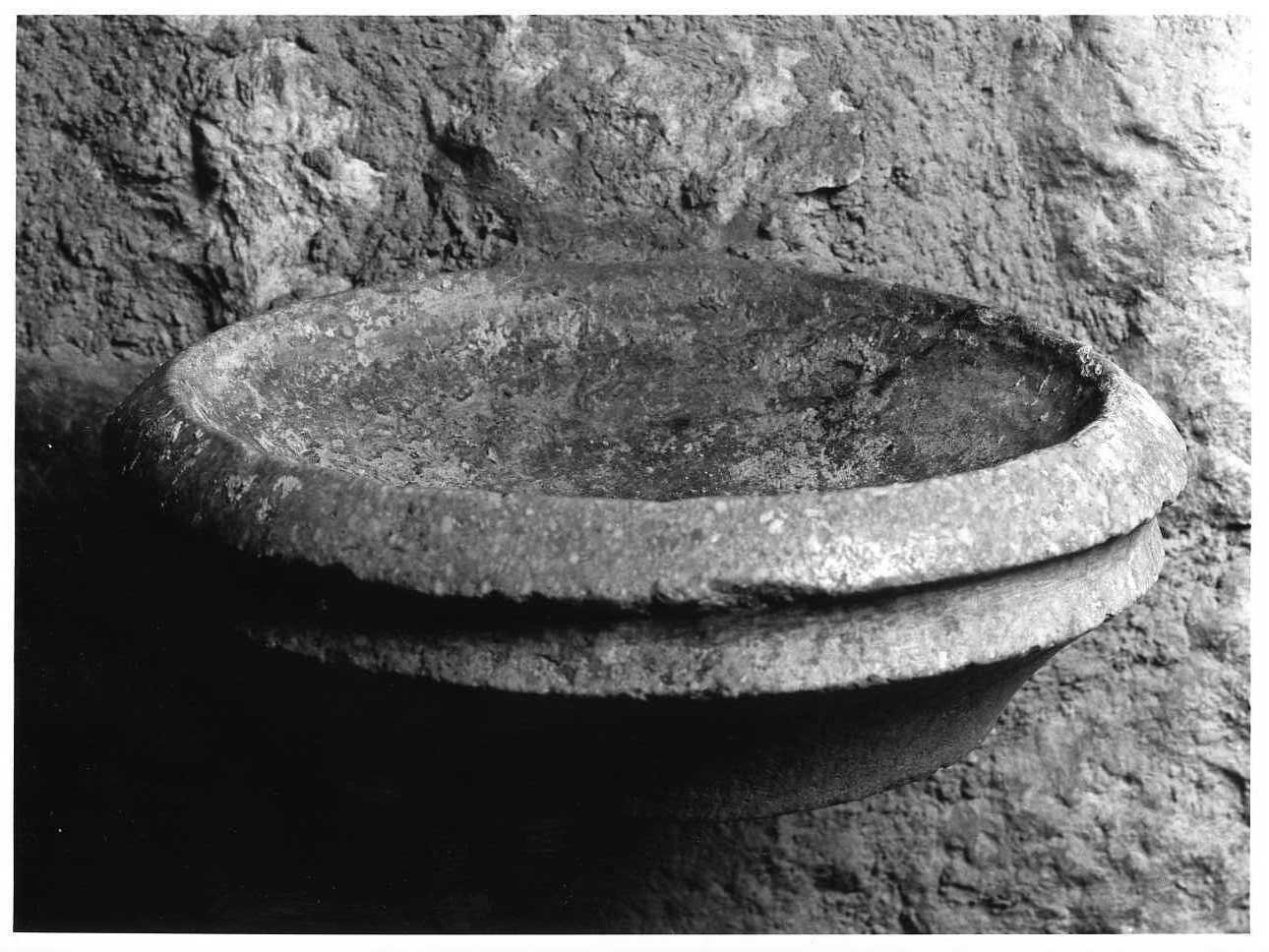 acquasantiera da parete - bottega molisana (fine/inizio secc. XV/ XVI)