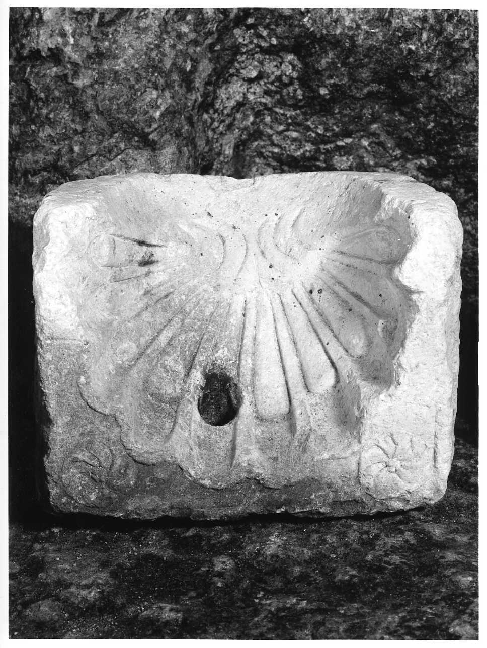 acquasantiera da parete, frammento - bottega molisana (seconda metà sec. XV)