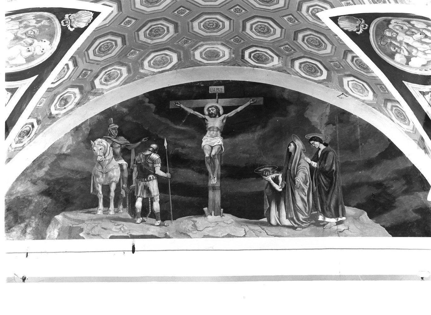crocifissione (decorazione pittorica) di Trivisonno Amedeo (sec. XX)