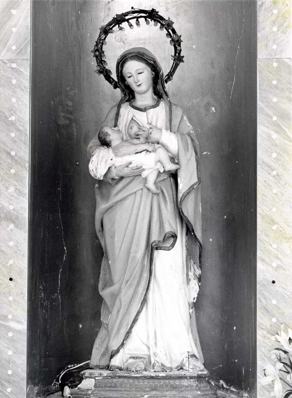 Madonna del latte, Madonna con Bambino (statua, opera isolata) - bottega molisana (secc. XIX/ XX)