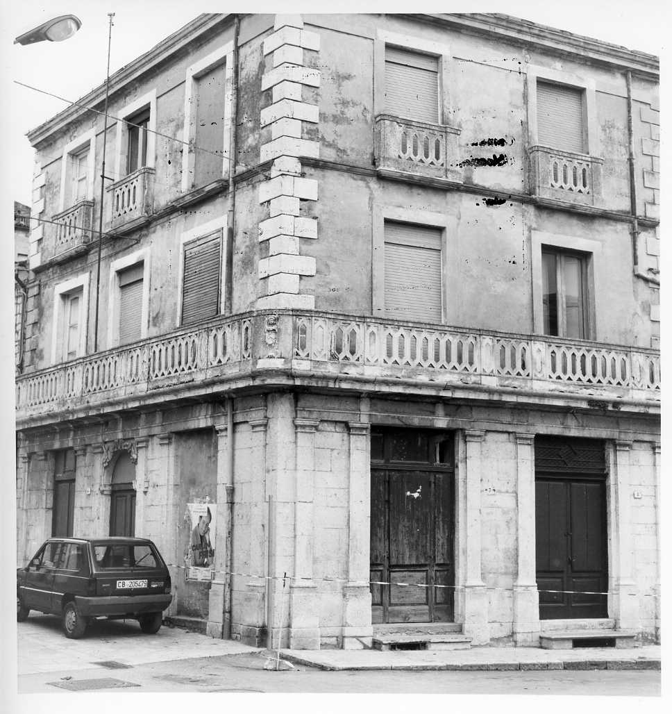 decorazione plastica, elemento d'insieme - bottega molisana (fine/inizio secc. XIX/ XX)