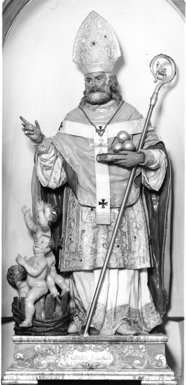 San Nicola di Bari e i bambini miracolati (gruppo scultoreo) di Falcucci Gabriele (ultimo quarto sec. XIX)