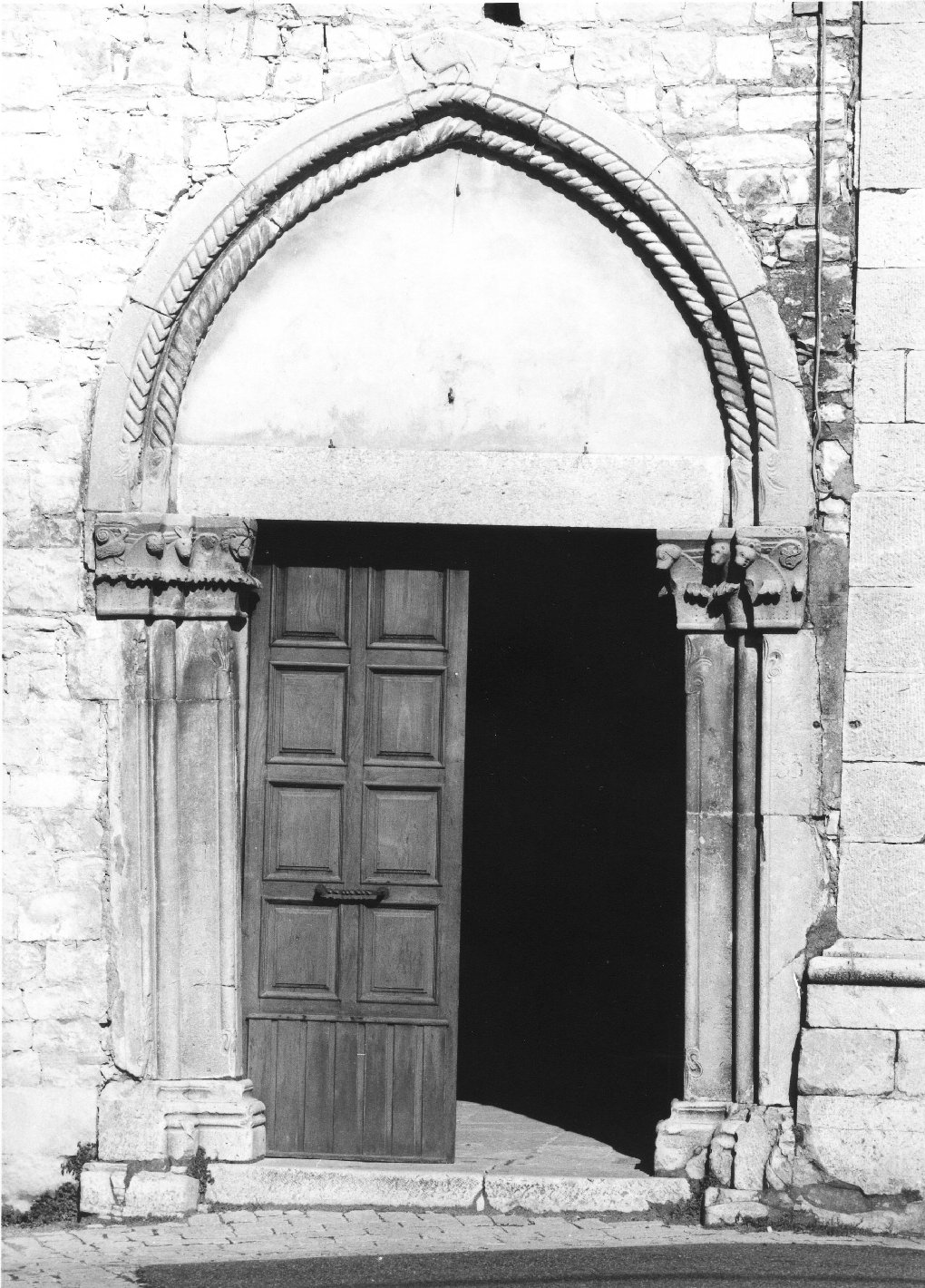 portale - a sesto acuto, opera isolata - bottega Italia meridionale (sec. XIV)