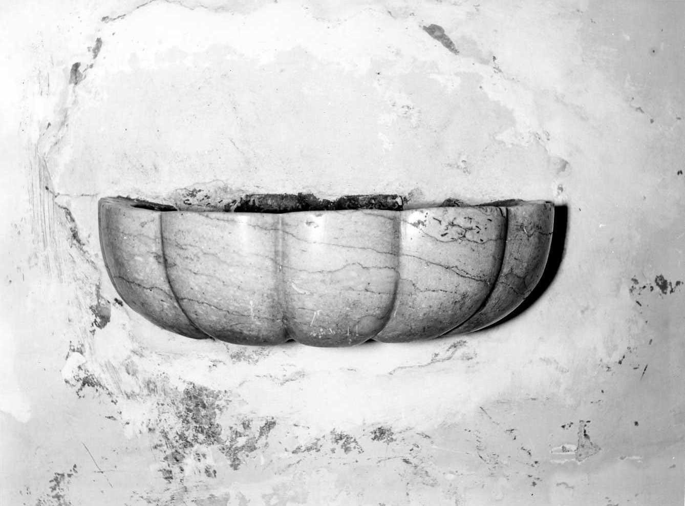 acquasantiera - a conchiglia, opera isolata - bottega Italia meridionale (sec. XVII)