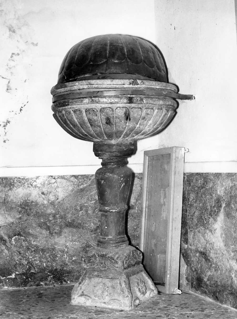 fonte battesimale - a vasca, opera isolata - bottega Italia meridionale (sec. XVIII)