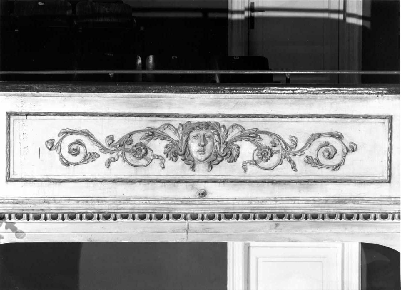 Maschera e girali vegetali (decorazione plastica, elemento d'insieme) - bottega molisana (prima metà sec. XX)