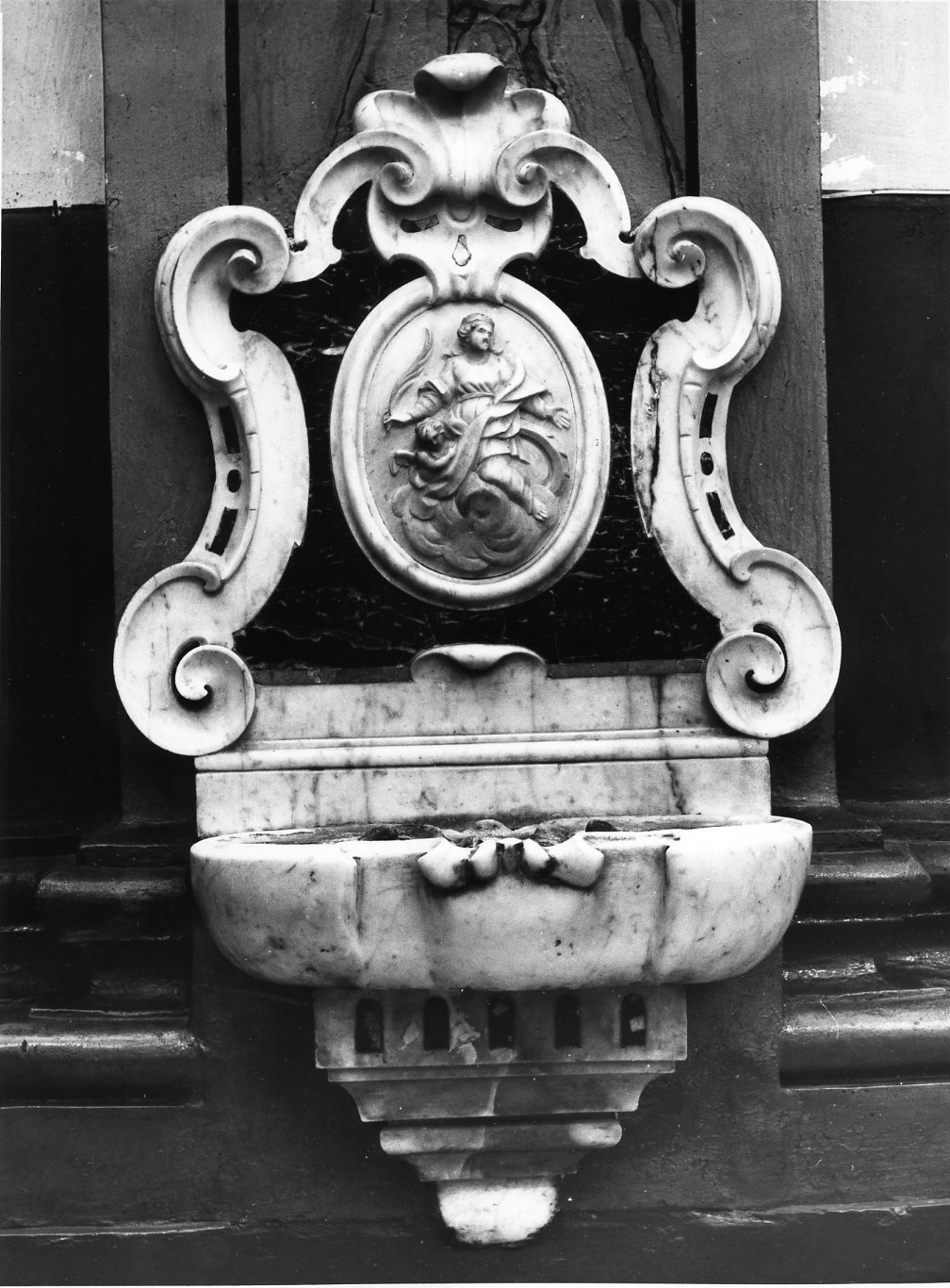 acquasantiera - a conchiglia - bottega napoletana (sec. XVIII)