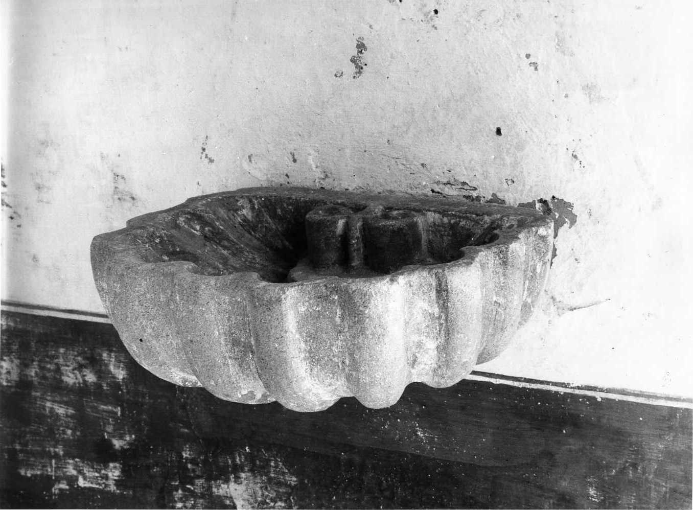 acquasantiera - a conchiglia - bottega Italia meridionale (sec. XVIII)