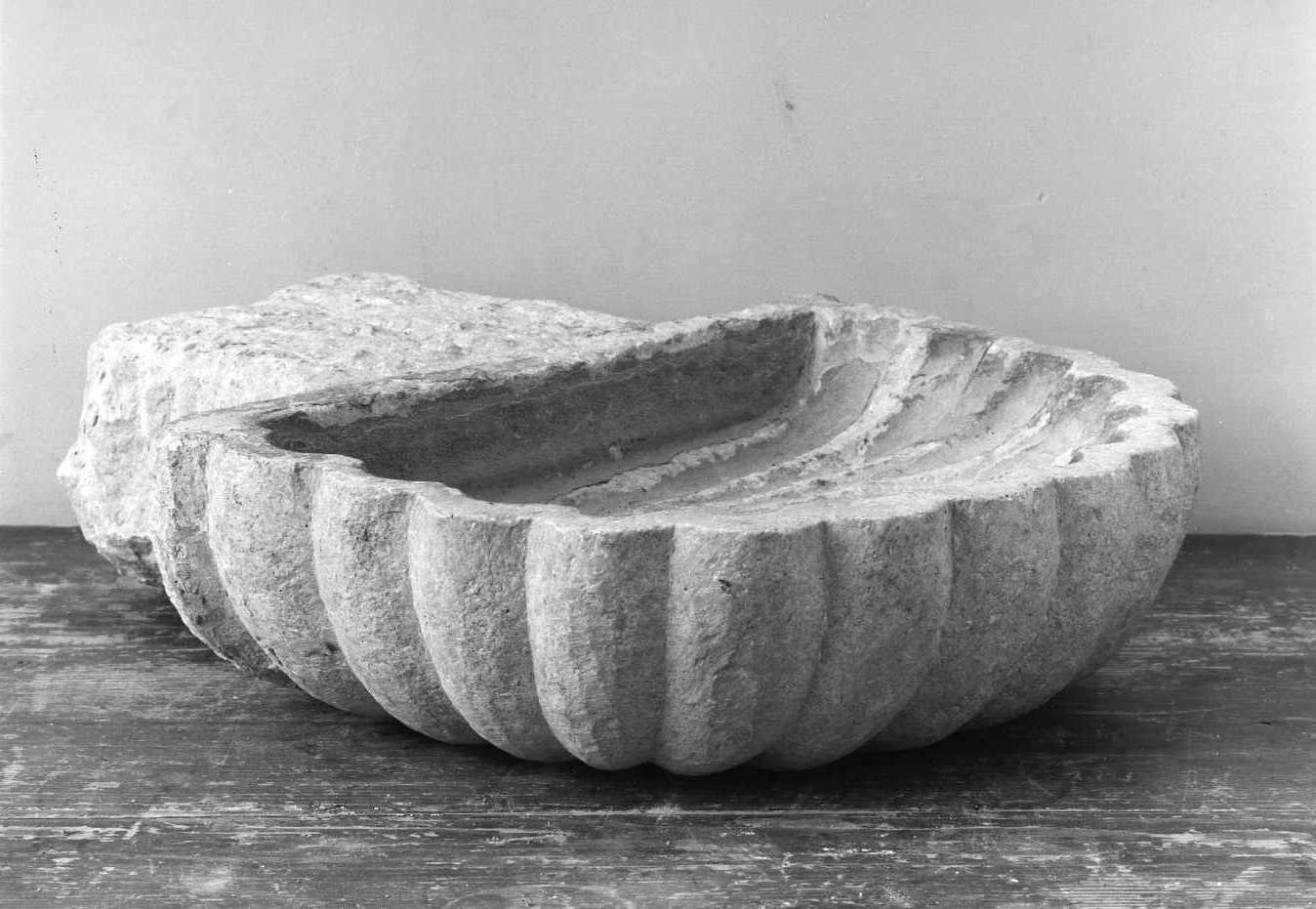 acquasantiera, opera isolata - bottega Italia meridionale (sec. XVI)