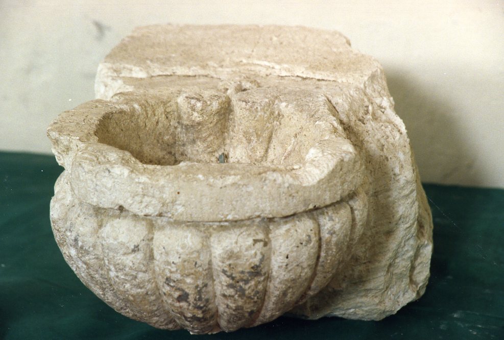 acquasantiera, frammento - bottega molisana (sec. XIII)