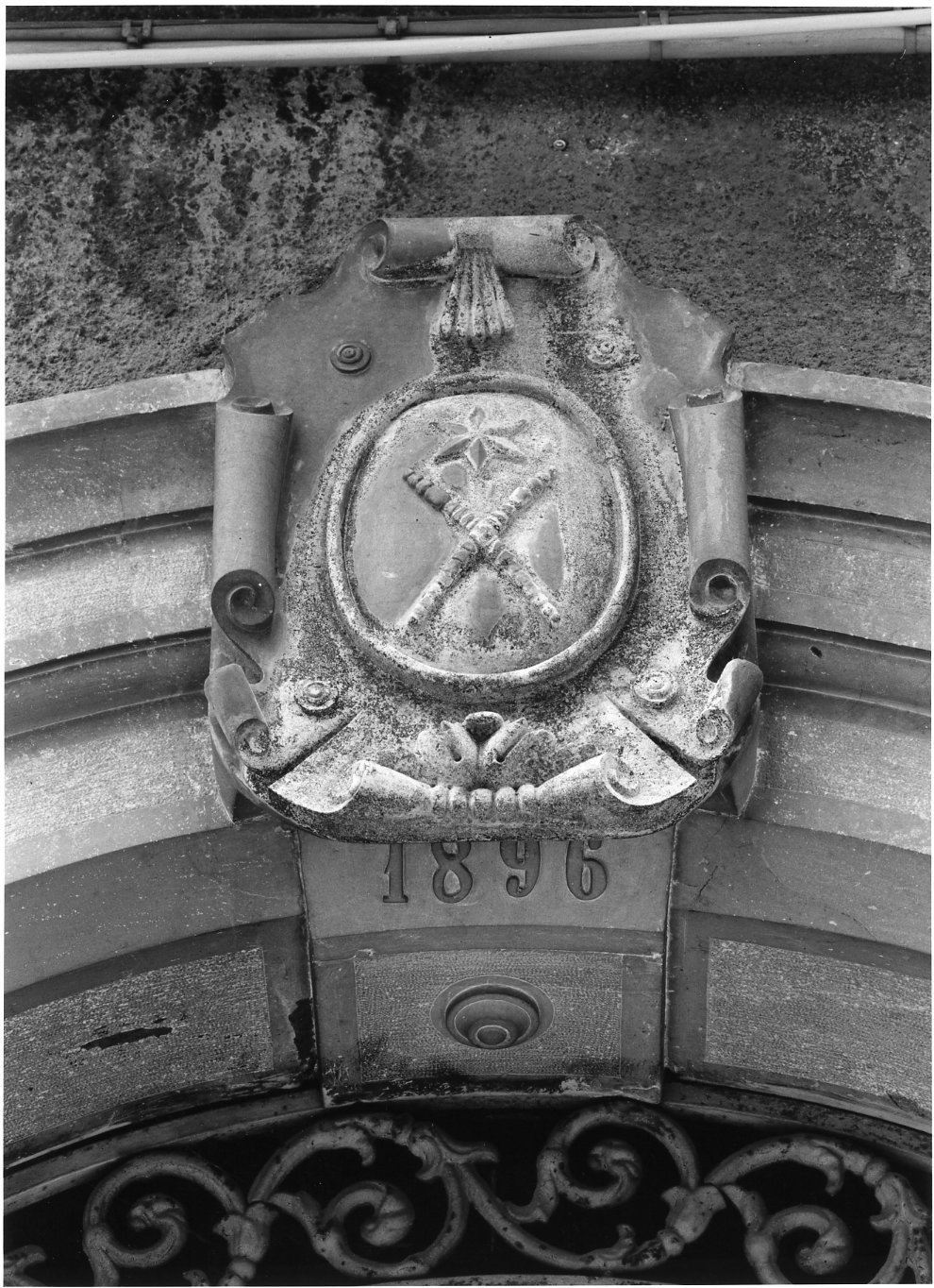 stemma gentilizio (rilievo, opera isolata) - bottega molisana (sec. XIX)