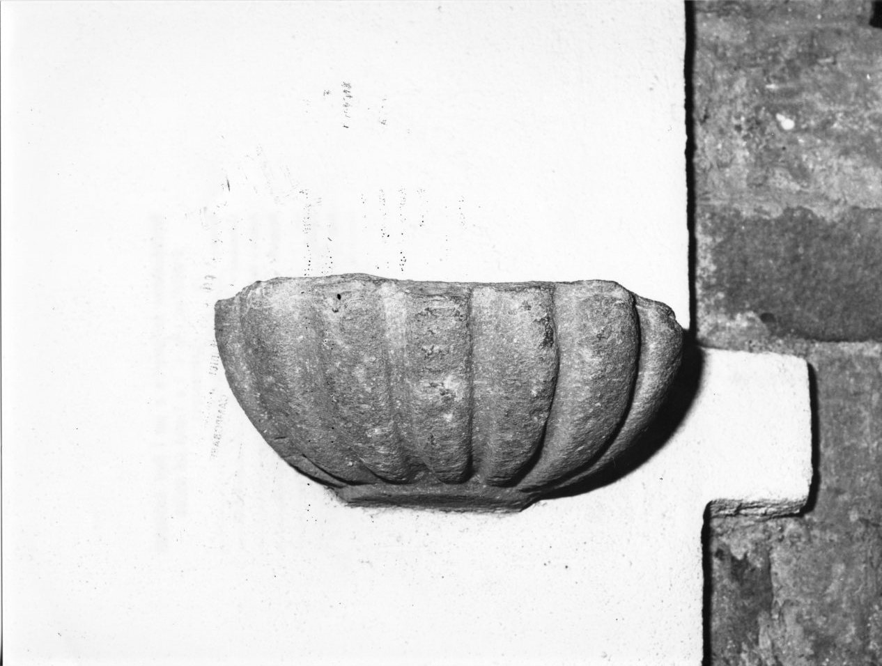 acquasantiera da parete - bottega molisana (seconda metà sec. XVII)