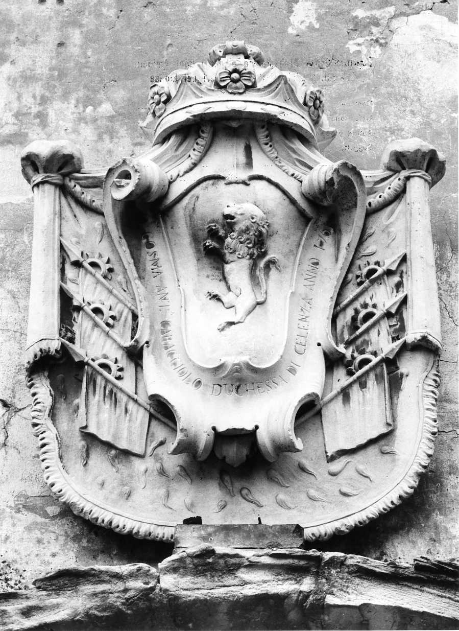 arme gentilizia Caracciolo (rilievo) - bottega molisana (sec. XVIII)