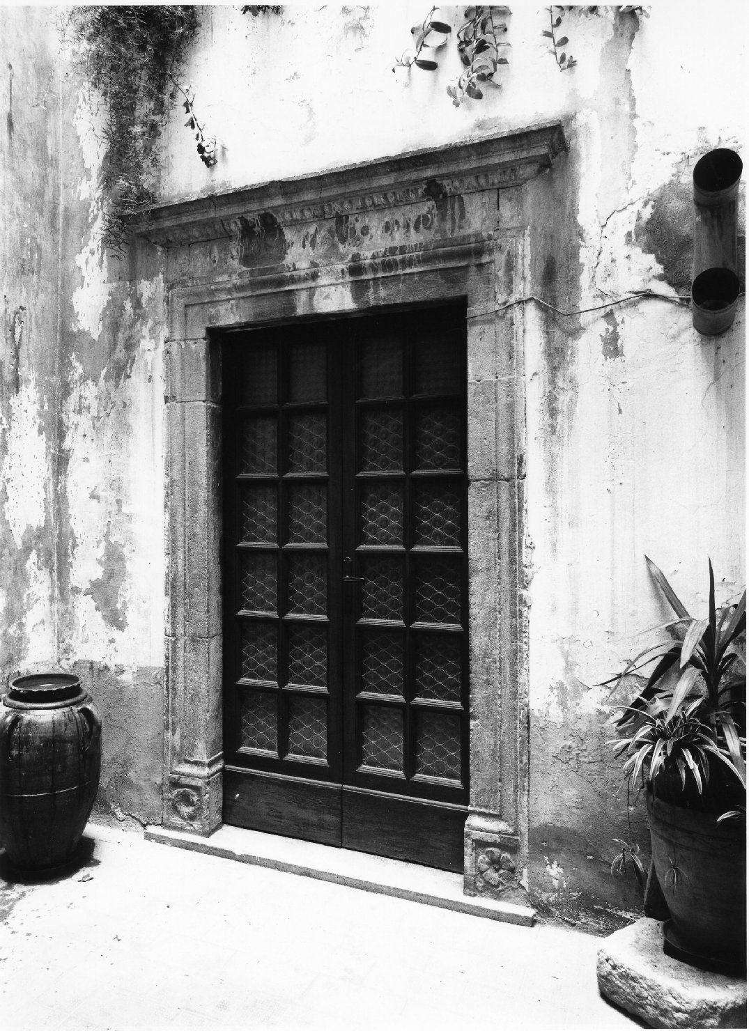 portale, elemento d'insieme - bottega molisana (secc. XVI/ XVII)