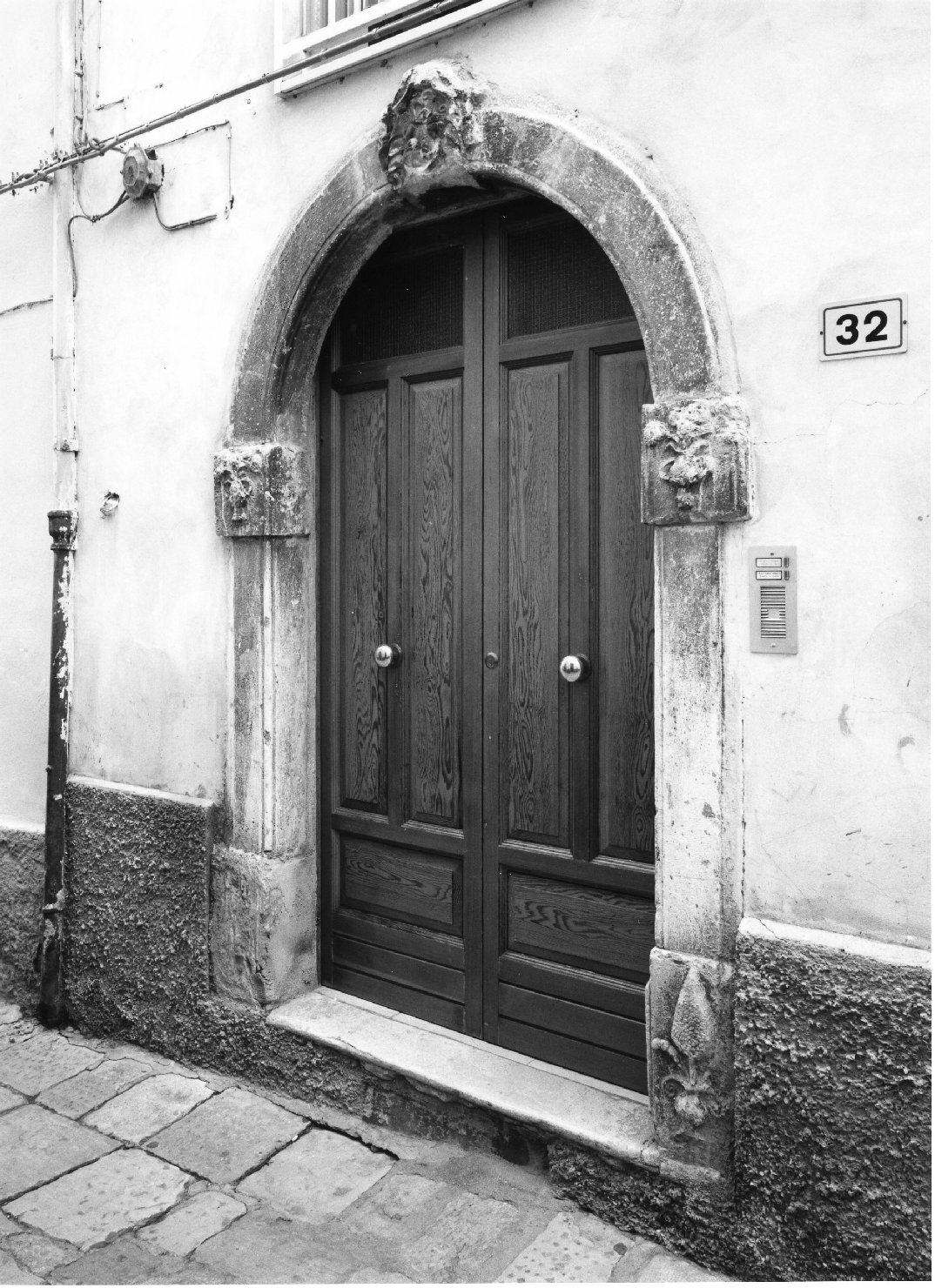 portale - ad arco, elemento d'insieme - bottega molisana (secc. XVIII/ XIX)