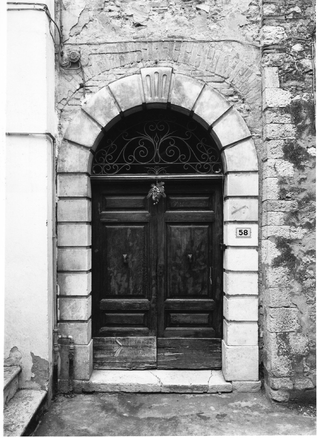 portale - ad arco, elemento d'insieme - bottega molisana (sec. XIX)