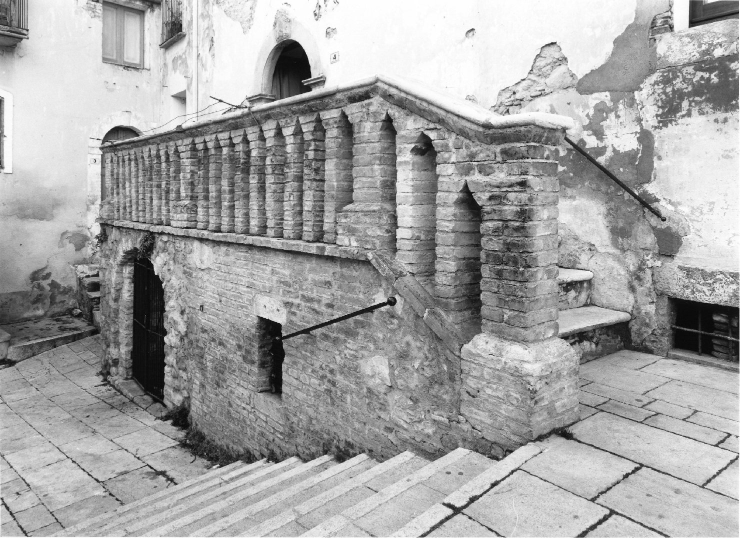 balaustrata, elemento d'insieme - bottega molisana (sec. XVIII)