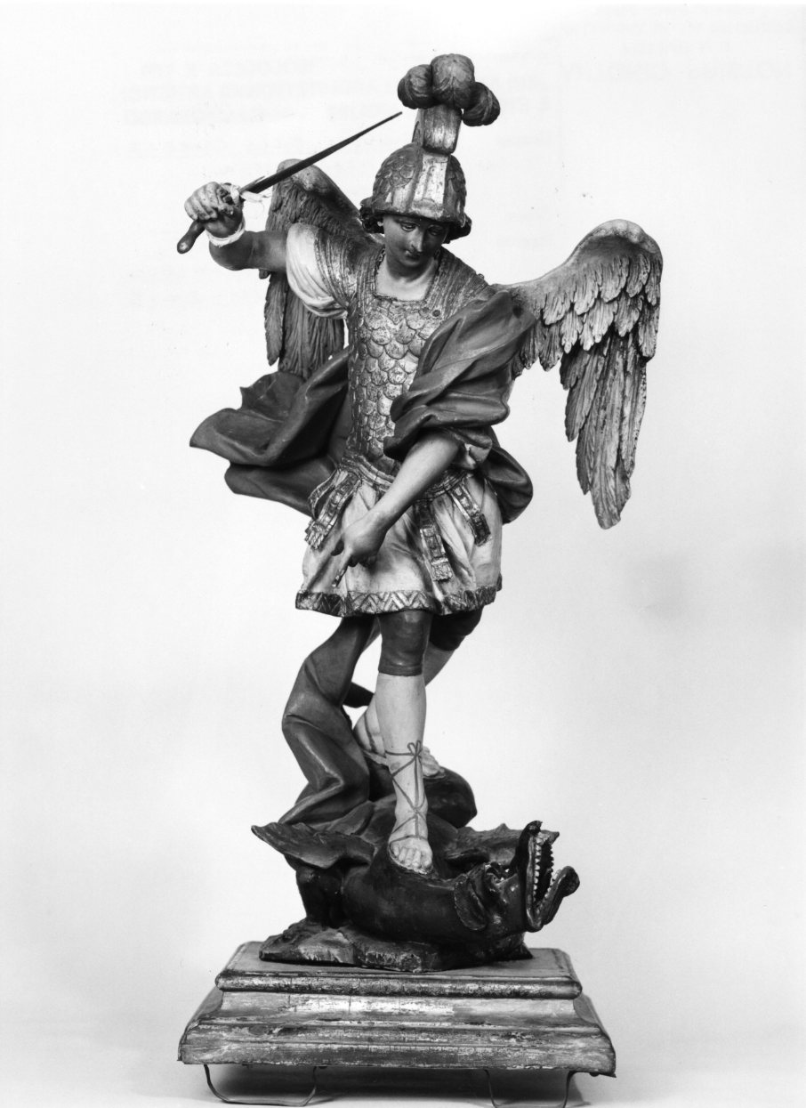 San Michele Arcangelo combatte Satana (statua, opera isolata) di Di Zinno Paolo Saverio (sec. XVIII)