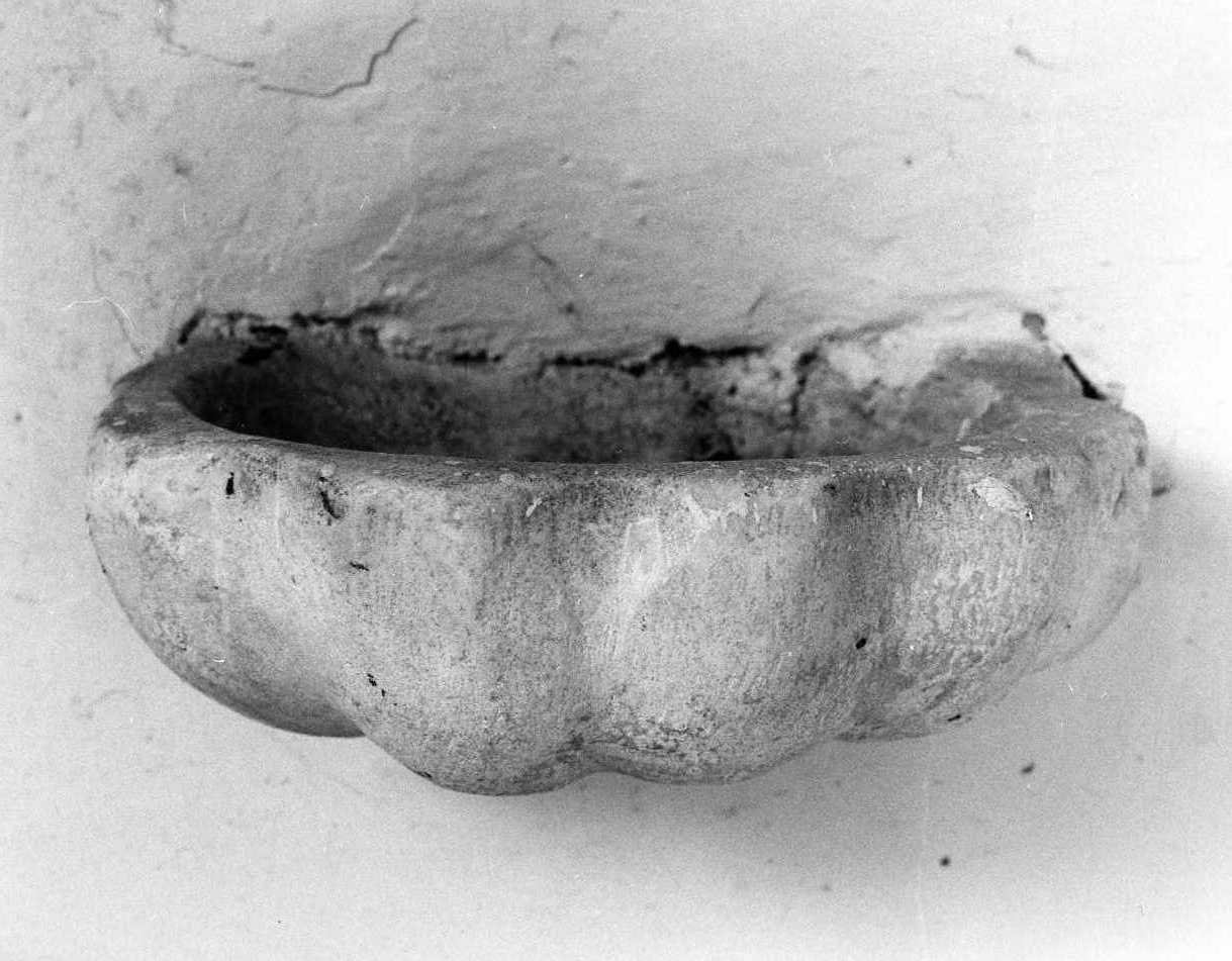 acquasantiera da parete - bottega molisana (primo quarto sec. XIX)