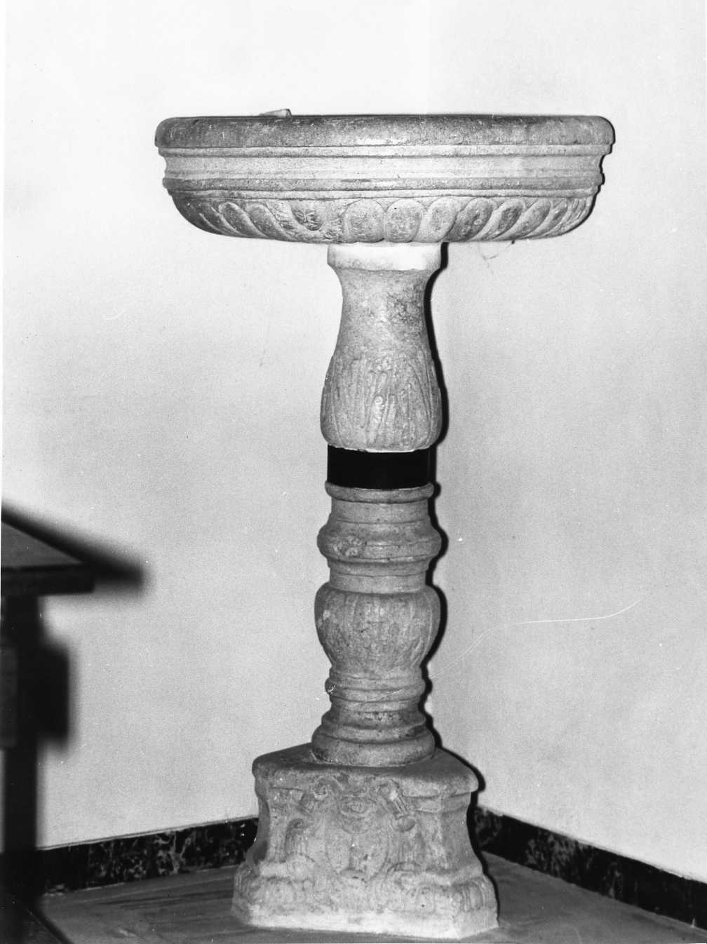 acquasantiera - a fusto - bottega molisana (secc. XVI/ XIX)