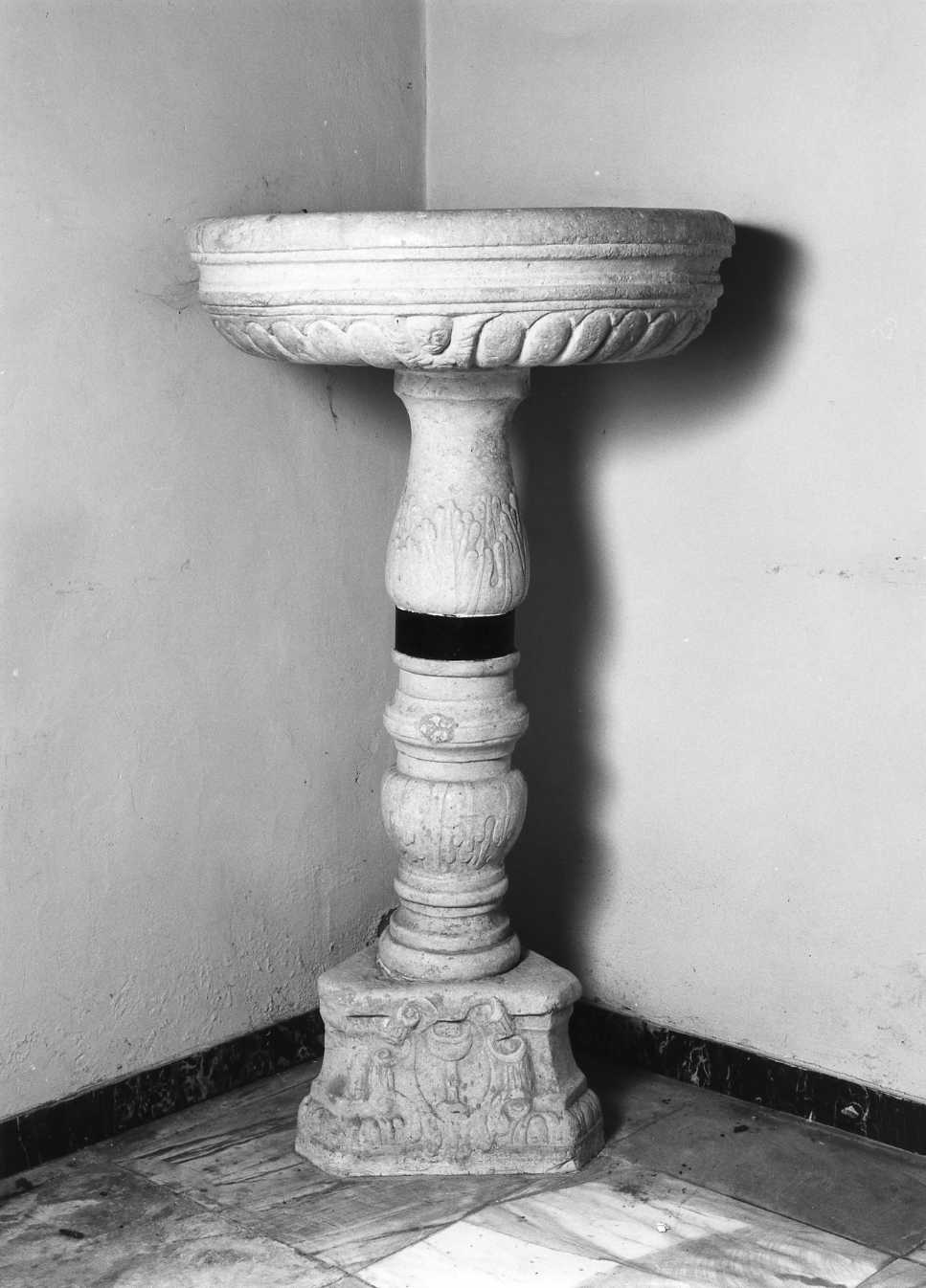 acquasantiera, frammento - bottega molisana (secc. XVI/ XVII)