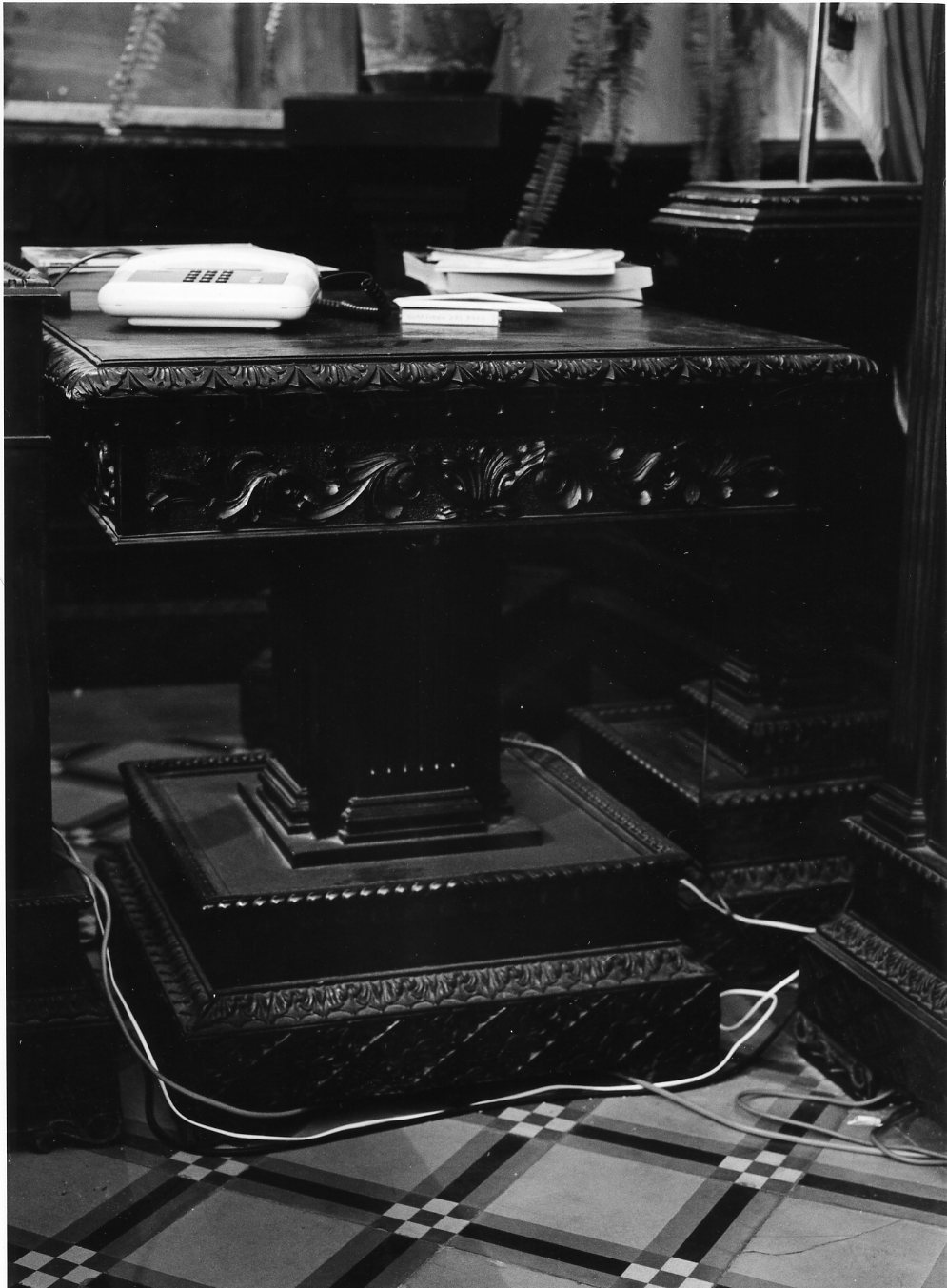 tavolino da lavoro, opera isolata - bottega Italia meridionale (prima metà sec. XX)