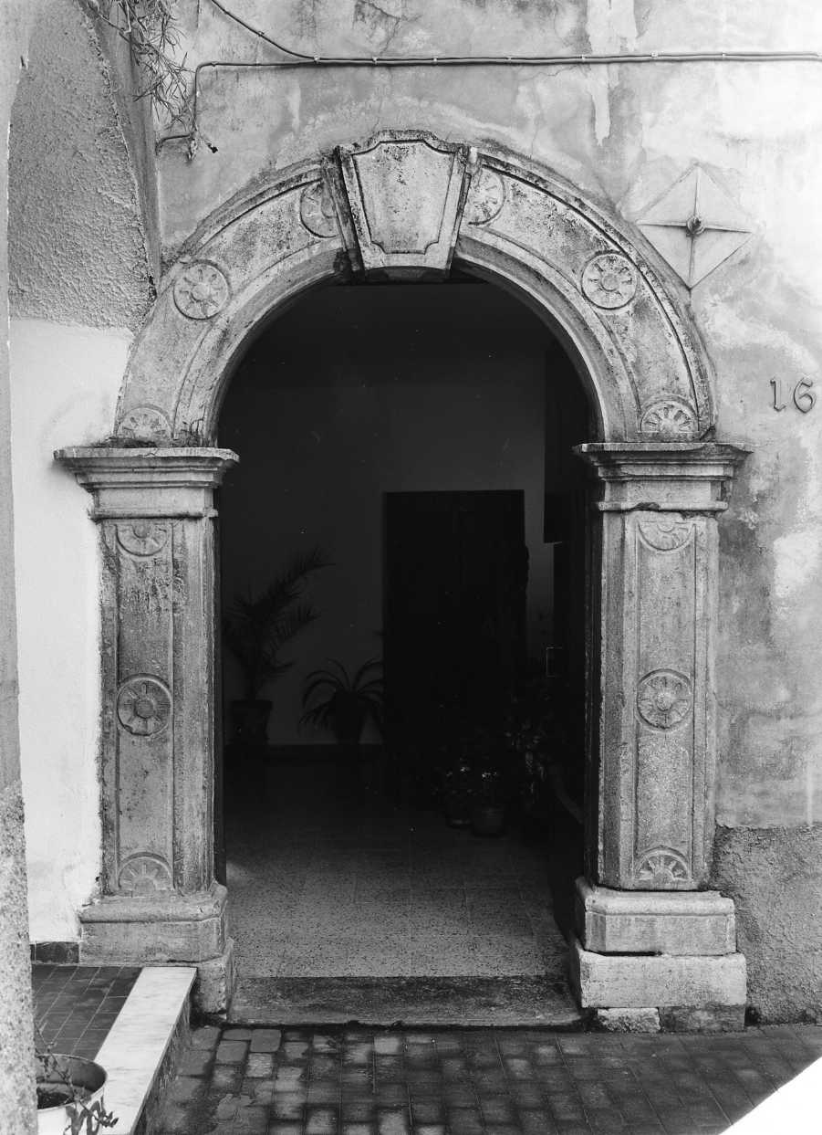 portale - ad arco - bottega Italia meridionale (sec. XVIII)
