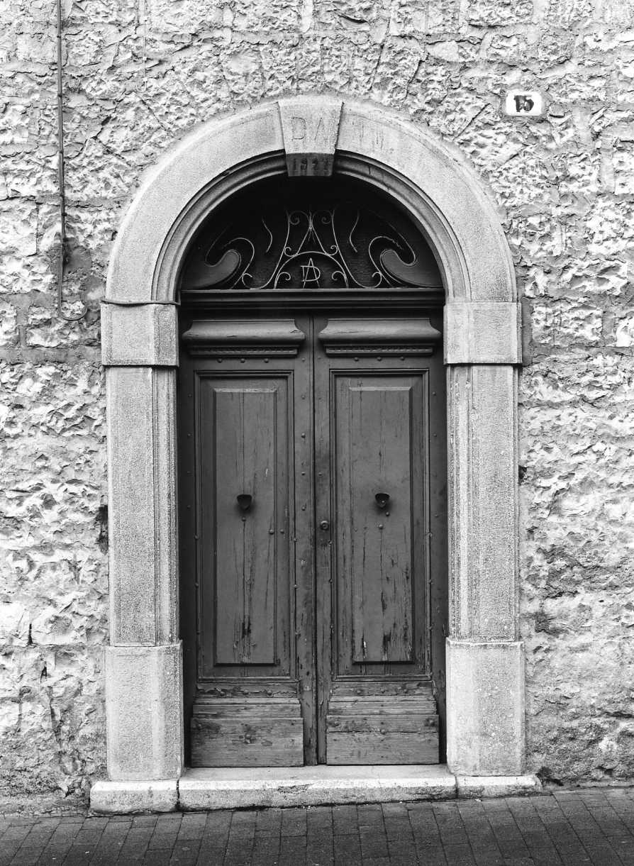 portale - ad arco - bottega Italia meridionale (sec. XX)