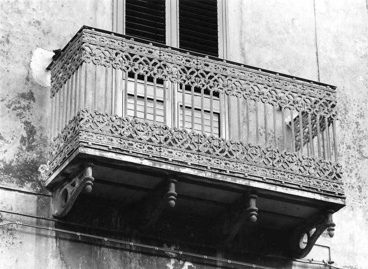 ringhiera di balcone - bottega Italia meridionale (ultimo quarto sec. XIX)