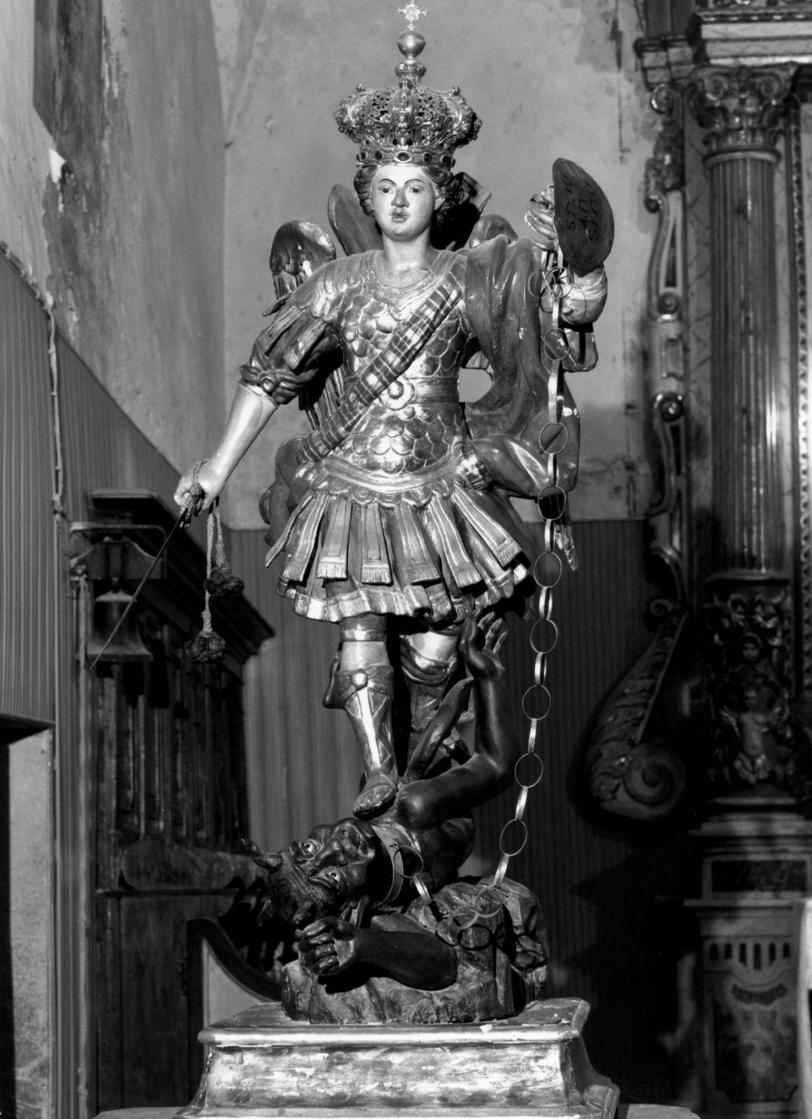 San Michele Arcangelo e Satana (gruppo scultoreo) di Di Zinno Paolo Saverio (maniera) (sec. XVIII)