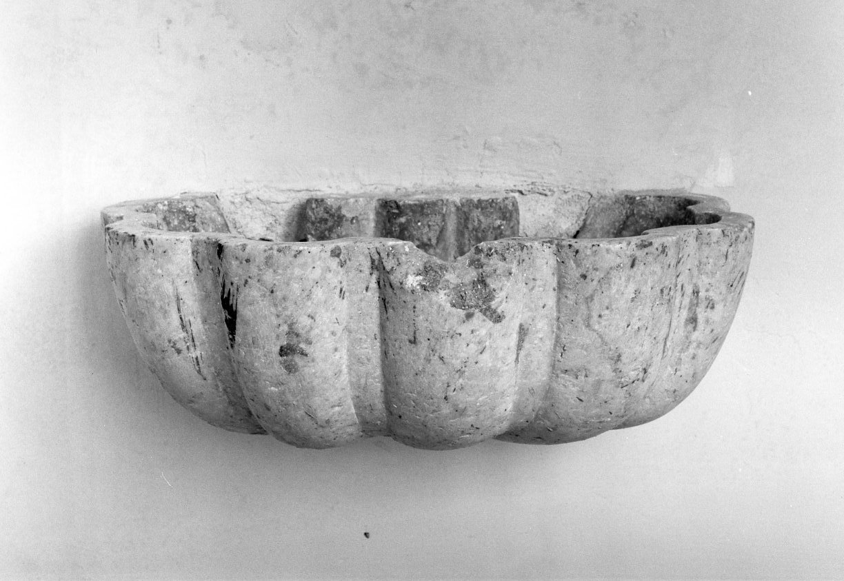 acquasantiera da parete, opera isolata - bottega molisana (inizio sec. XVIII)