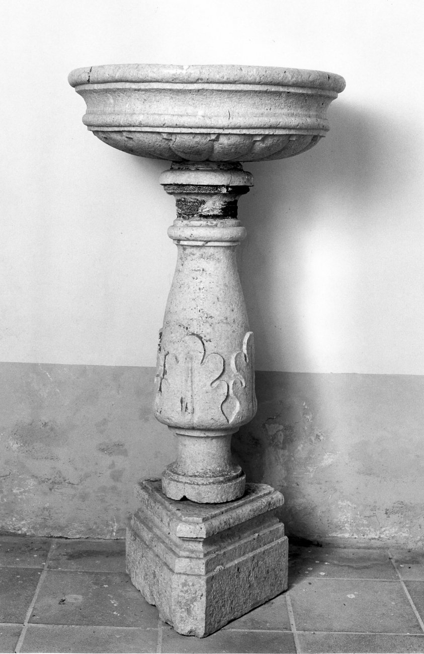 acquasantiera - a fusto, opera isolata - ambito molisano (sec. XVIII)