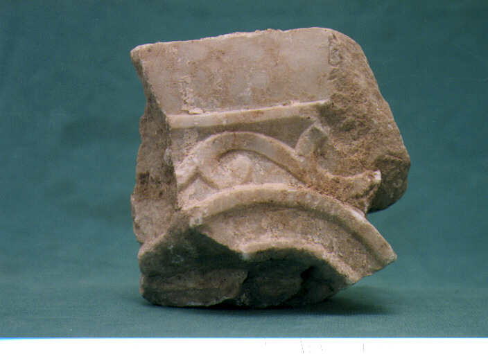 capitello, frammento - bottega Italia meridionale (fine/inizio secc. XII/ XIII)