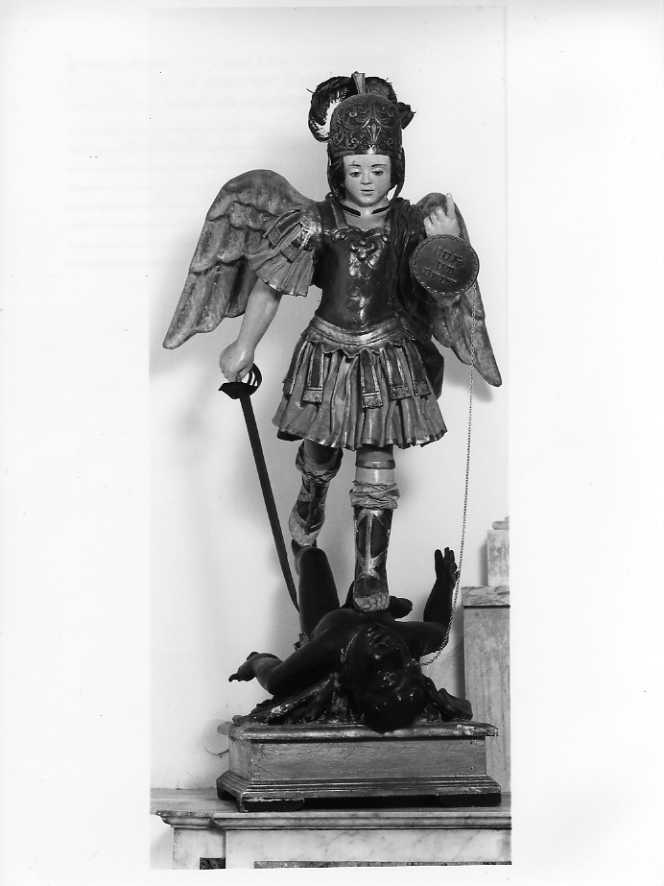 San Michele Arcangelo combatte Satana (statua) - bottega molisana (sec. XIX)