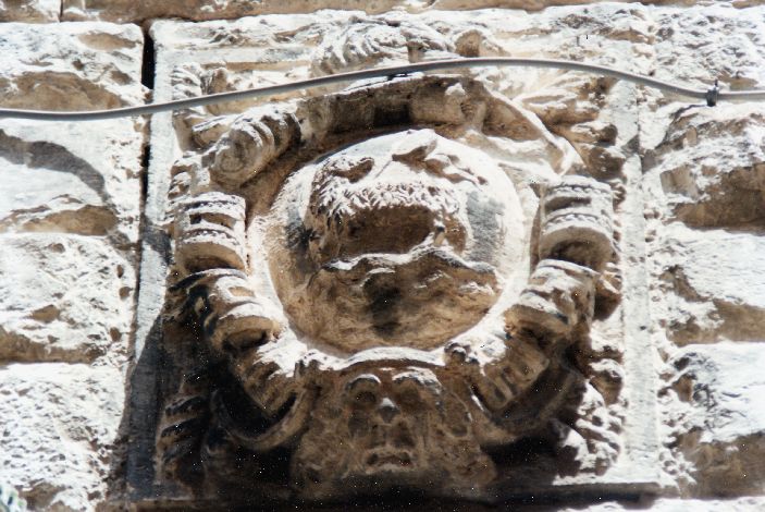 stemma gentilizio (rilievo) - produzione pugliese (prima metà sec. XVIII)