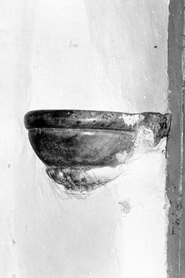 acquasantiera da parete - ambito pugliese (prima metà sec. XVIII)