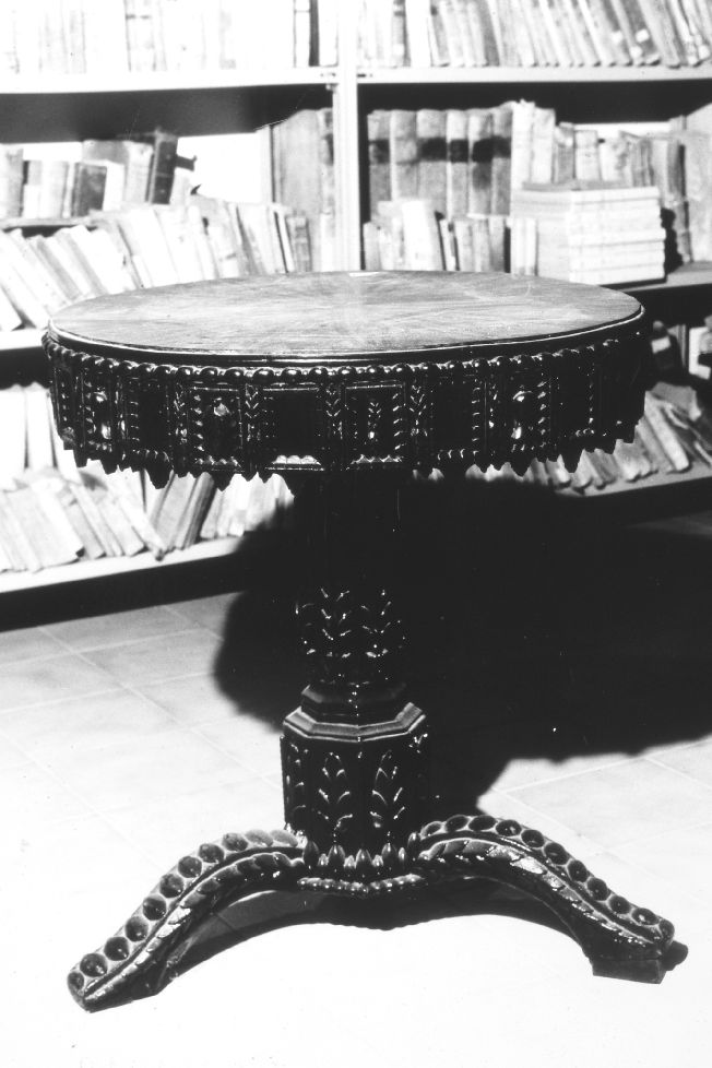 tavolino - ambito pugliese (ultimo quarto sec. XIX)