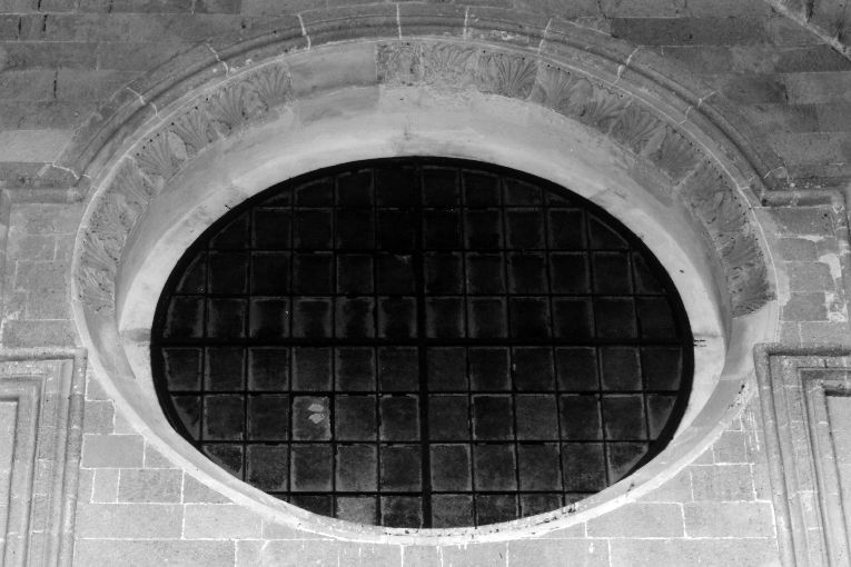 motivi decorativi a girali vegetali (rosone, opera isolata) - ambito pugliese (prima metà sec. XIV)