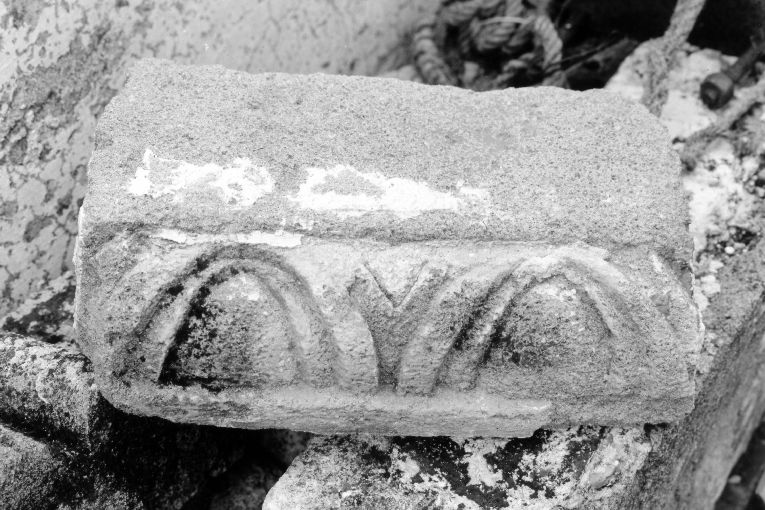 decorazione plastica, frammento - ambito pugliese (sec. XVII)