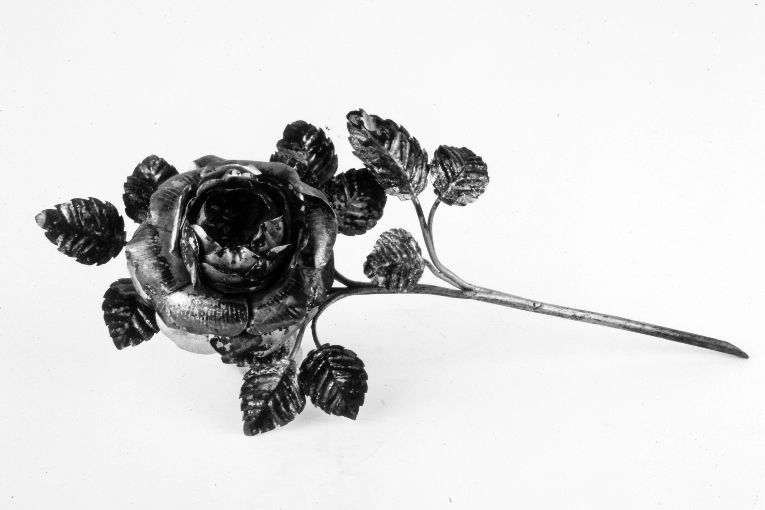 fiore (attributo iconografico di immagine sacra, elemento d'insieme) - ambito pugliese (primo quarto sec. XX)