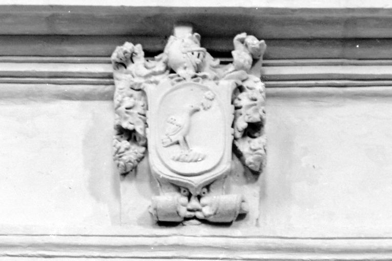 stemma gentilizio (rilievo) - ambito salentino (sec. XVIII)